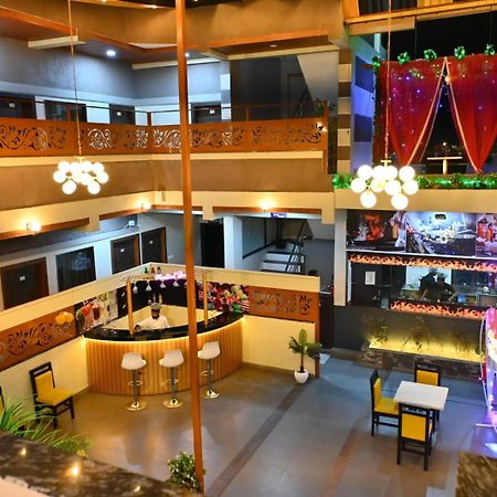 The Apple Tree Hotel Индор Екстериор снимка