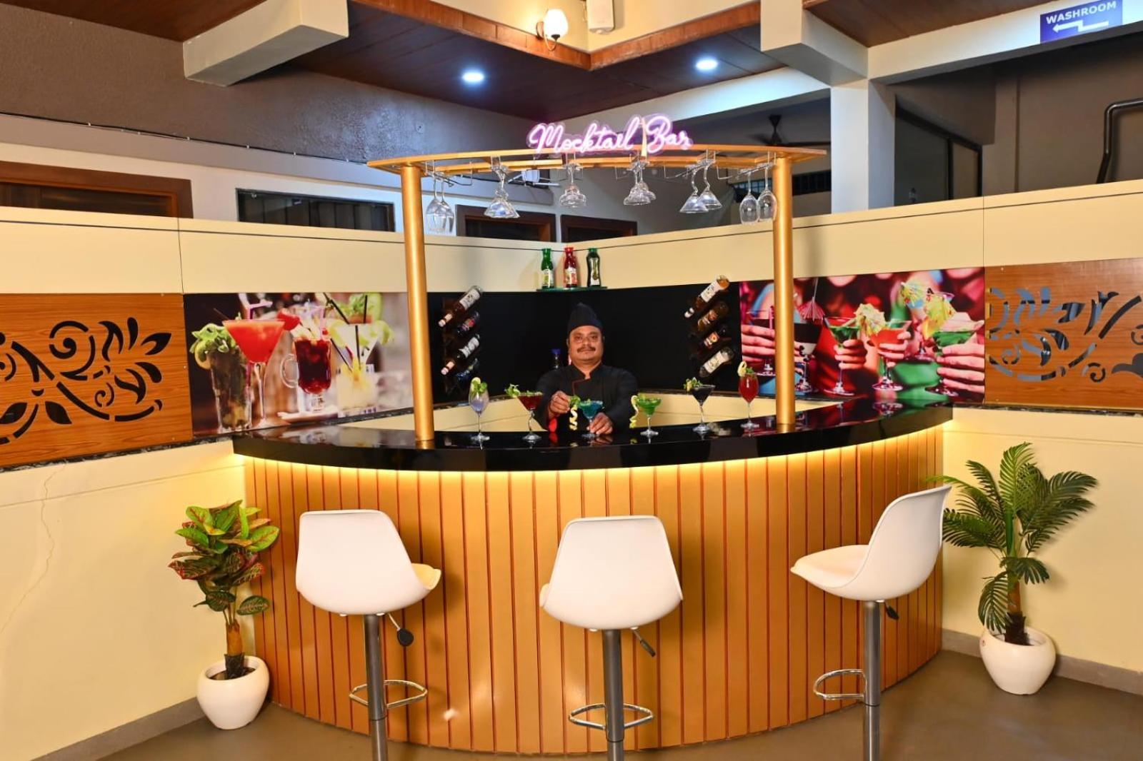 The Apple Tree Hotel Индор Екстериор снимка