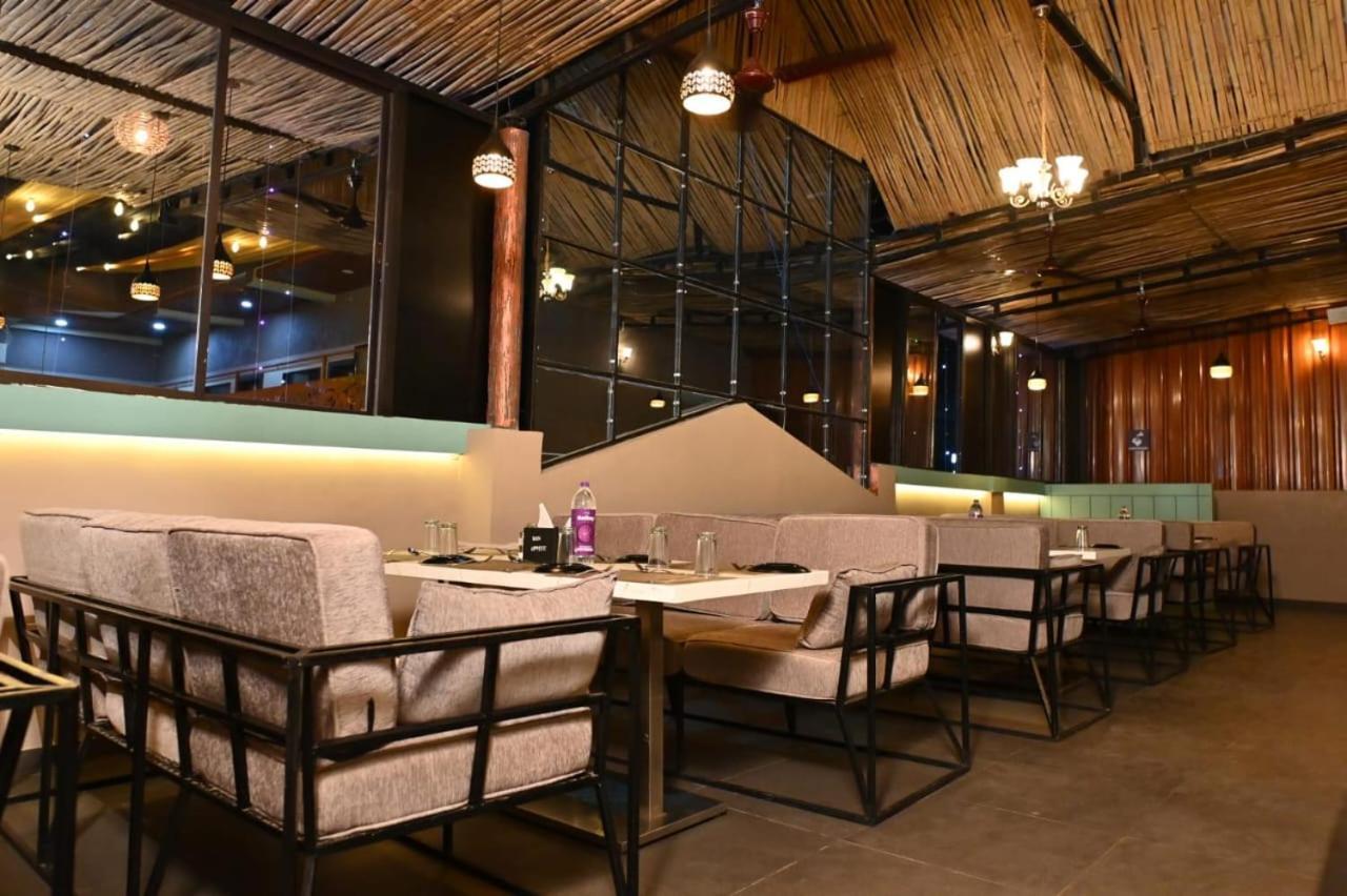 The Apple Tree Hotel Индор Екстериор снимка