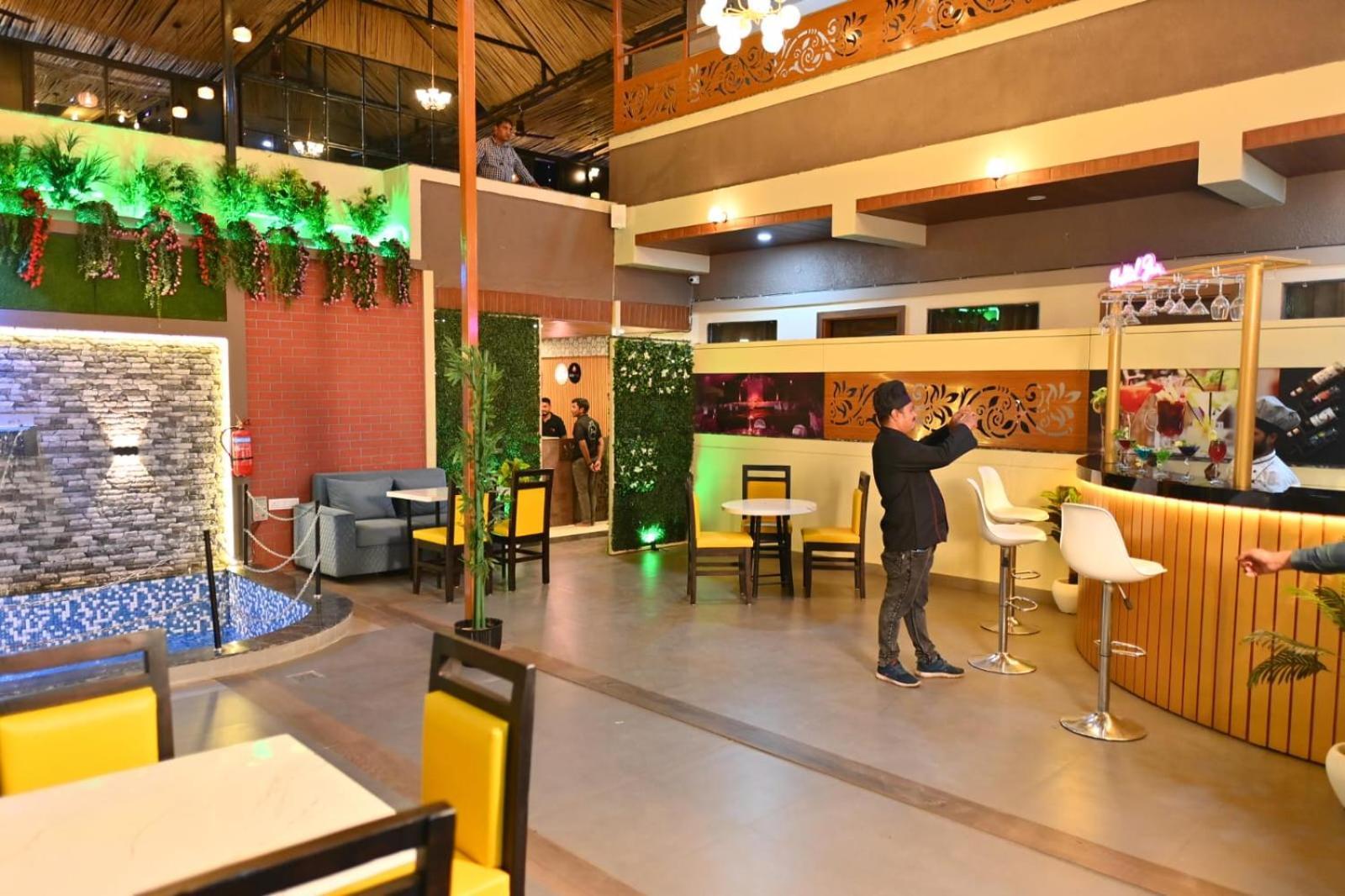 The Apple Tree Hotel Индор Екстериор снимка